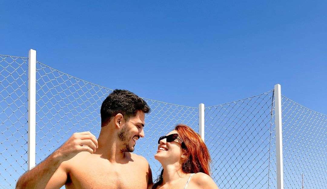 Ana Clara surpreende seguidores ao postar foto com namorado