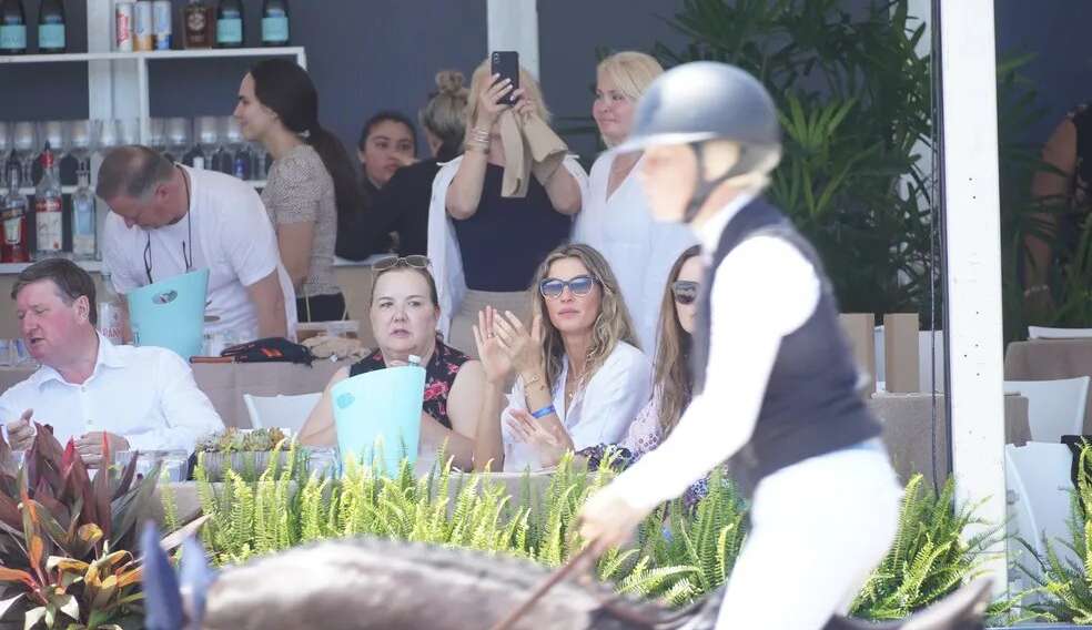 Gisele Bündchen acompanha mundial de beach polo com amigas