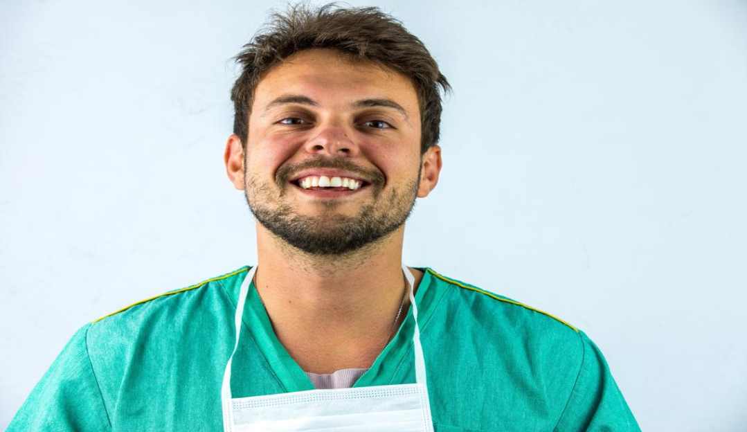 Nariz perfeito: Dr. Rafael Leonardo é o queridinho dos ricos e famosos