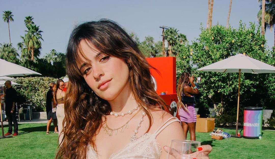 Feliz após volta com Shawn Mendes, Camila Cabello abre álbum de fotos