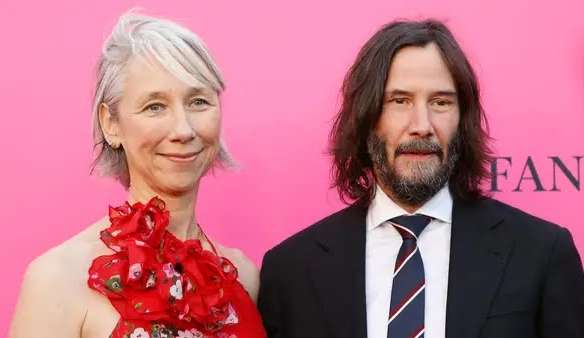 Keanu Reeves recebe vários elogios por namorar uma mulher da sua mesma faixa etária