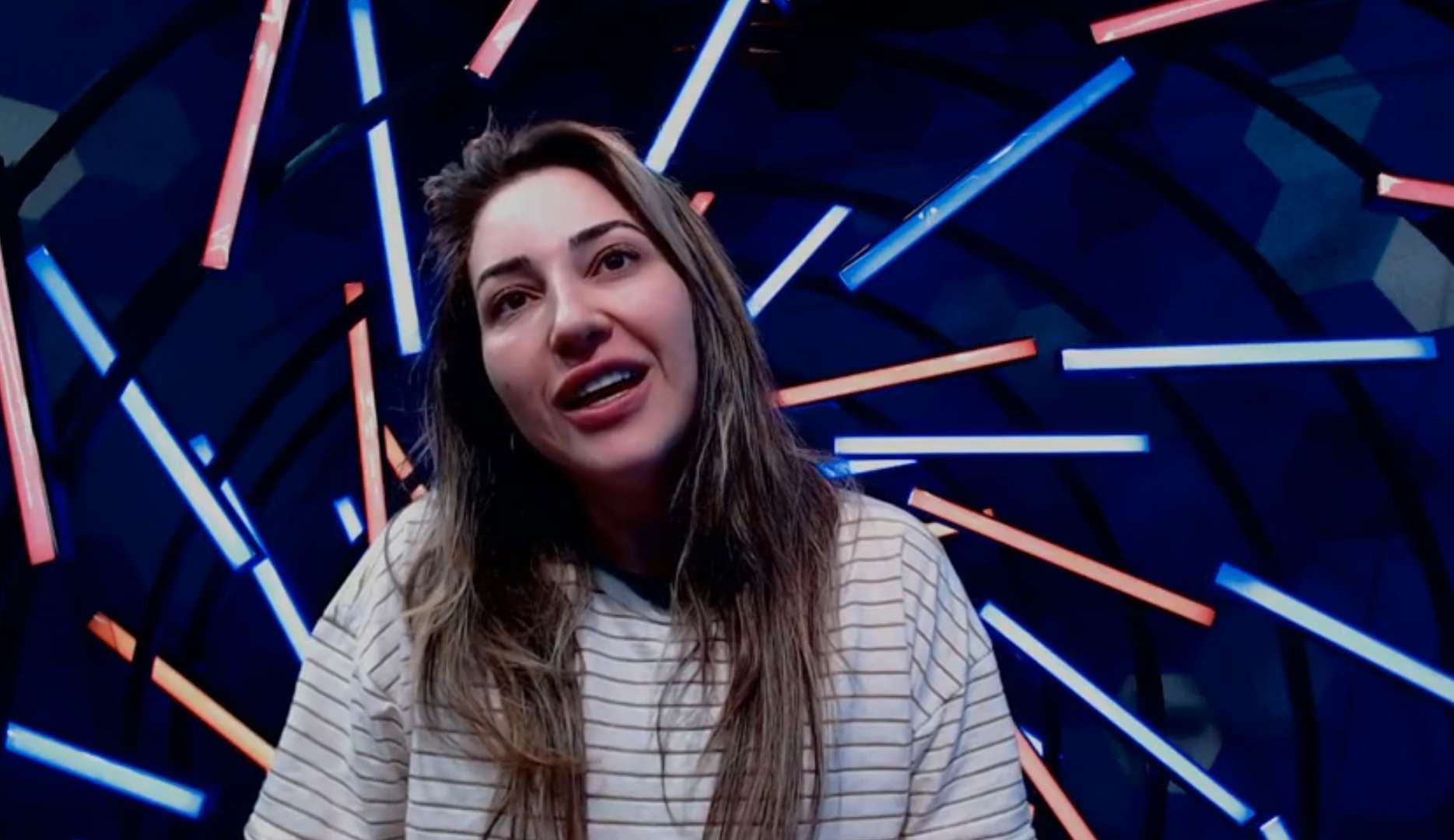 Durante Raio-X, Amanda deixa recado para os antigos participantes do Quarto Deserto