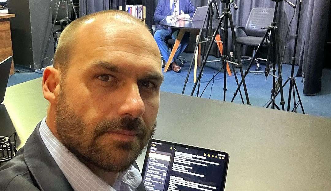 Eduardo Bolsonaro parte para cima de parlamentar durante sessão na Câmara