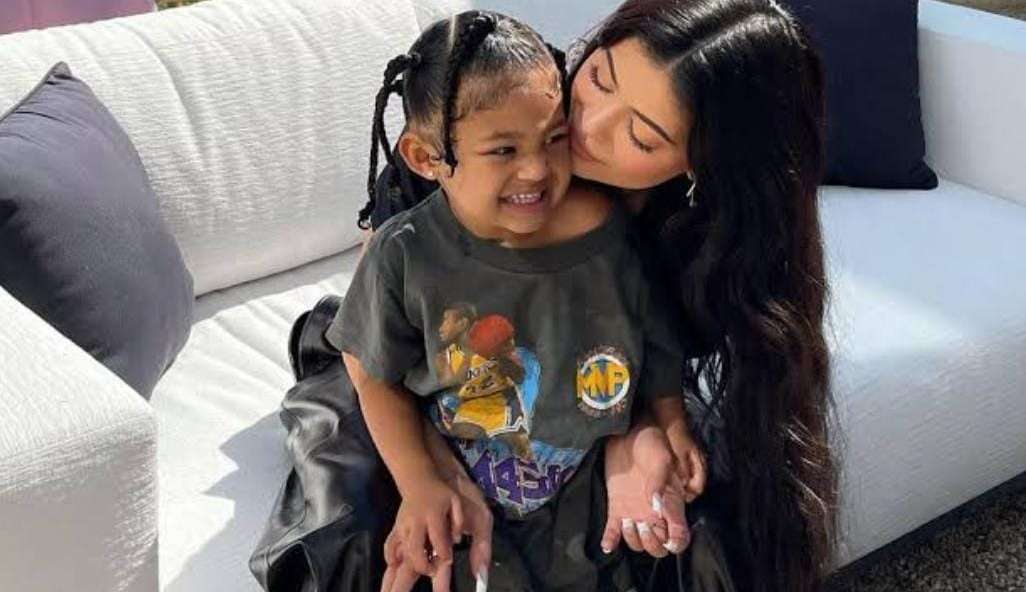 Kylie Jenner se diverte ao lado dos filhos Stormie e Aire