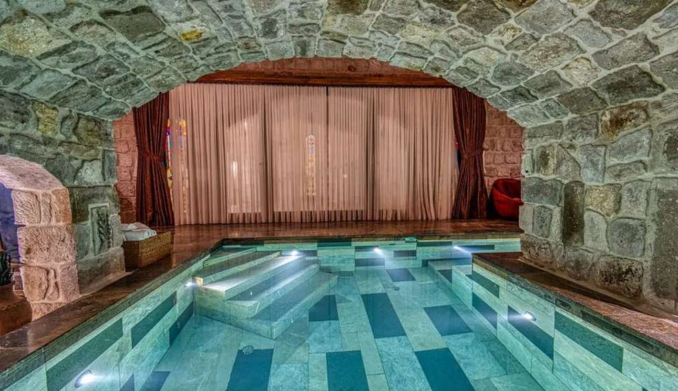 Adriane Galisteu faz tour em quarto com diária de R$ 16 mil na Turquia