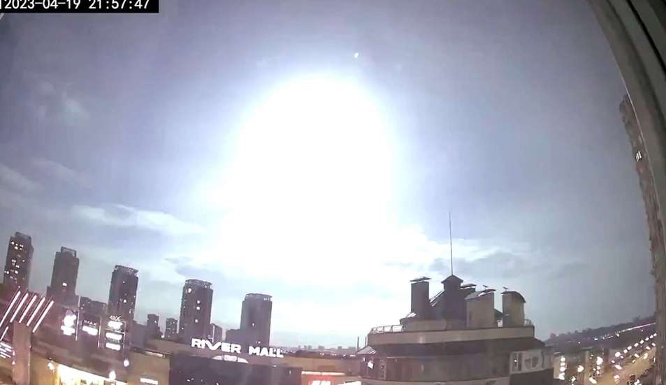 Capital da Ucrania é surpreendida por clarão misterioso