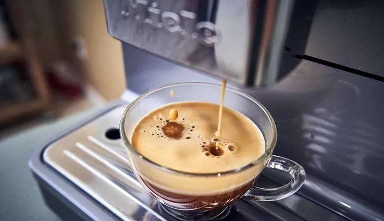 Estudo revela que quem bebe café anda mais, mas dorme menos