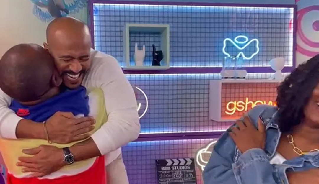 Alface e pai de Sarah Aline se abraçam em clima de emoção