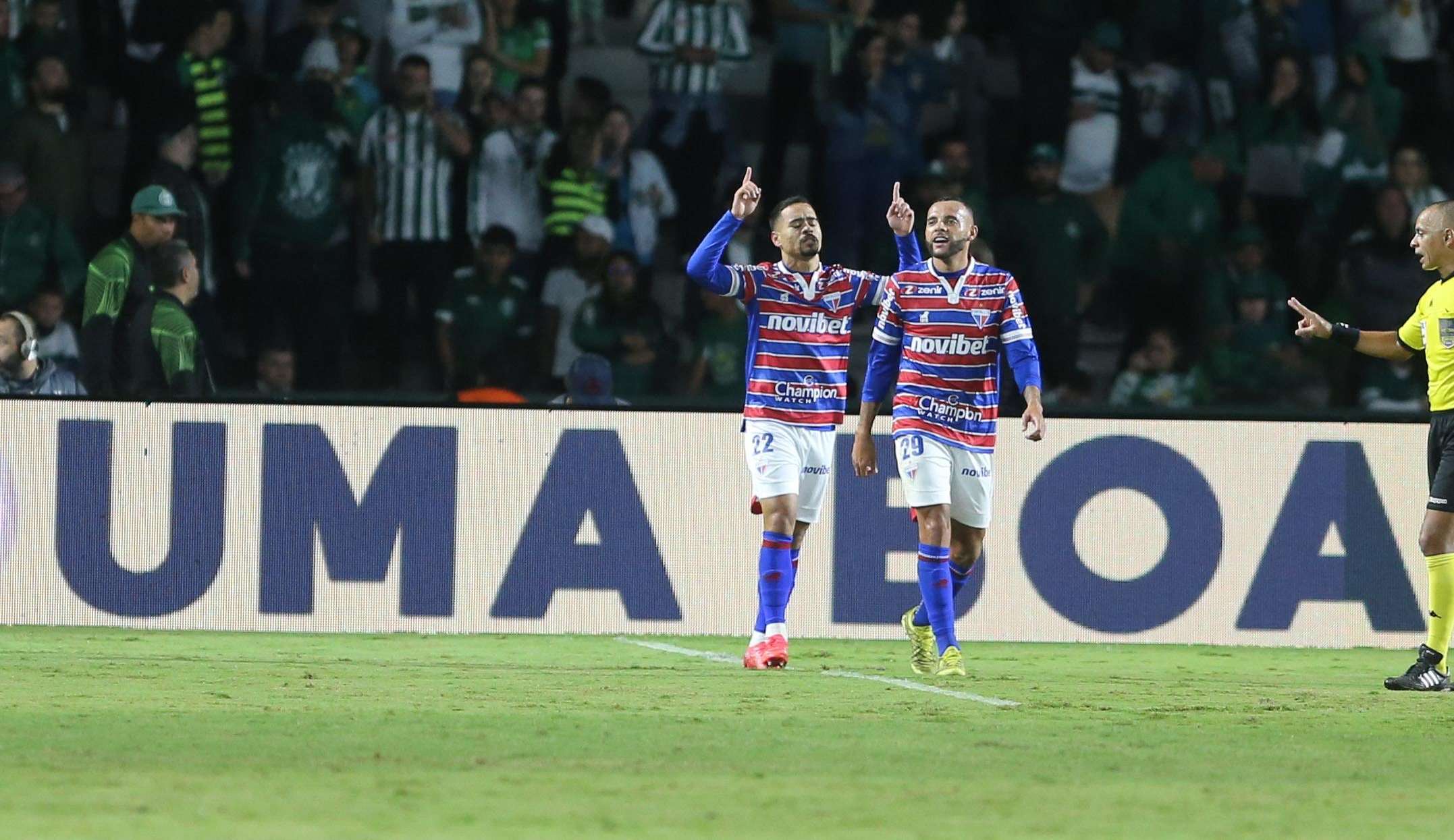 Fortaleza vence Coritiba com autoridade e sobe na tabela do Brasileirão