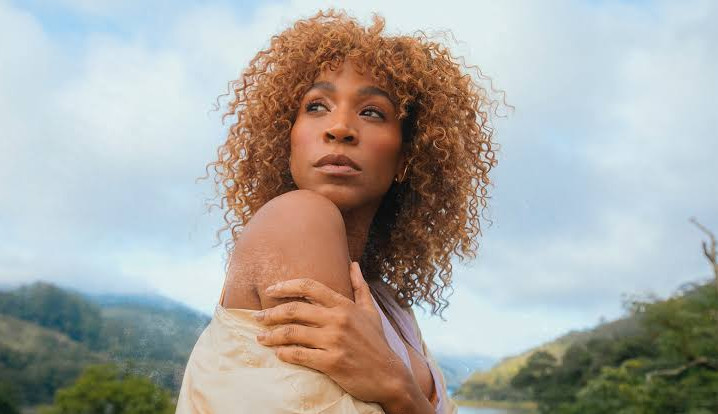 Aclamadíssima, Karol Conká registra a melhor estreia de um single em sua carreira