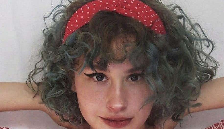 Conheça os melhores penteados e acessórios para cabelos curtos e transição capilar