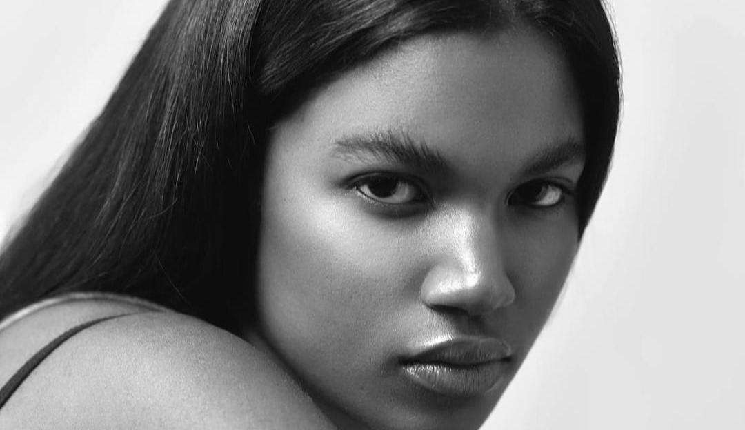 A modelo internacional Duína é destaque no desfile do estilista brasileiro Tufi Duek