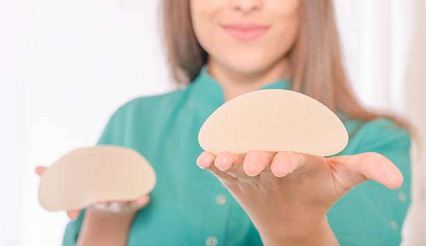 Vai colocar silicone? Tudo o que você precisa saber sobre a cirurgia