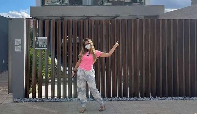 Lexa compra mansão e fala sobre dívida de Guimê