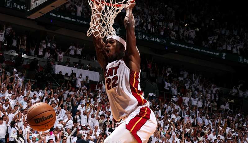 Jimmy Butler tem atuação histórica, Heat vira sobre os Bucks e aumenta vantagem na série