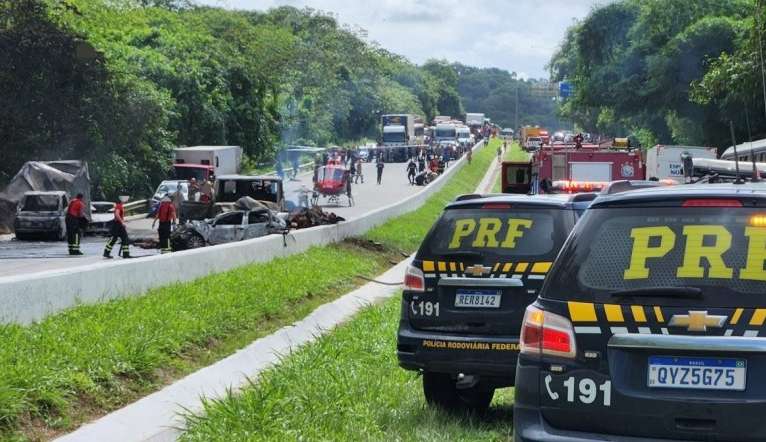 Colisão de veículos na BR-408 causa incêndio e deixa onze pessoas feridas
