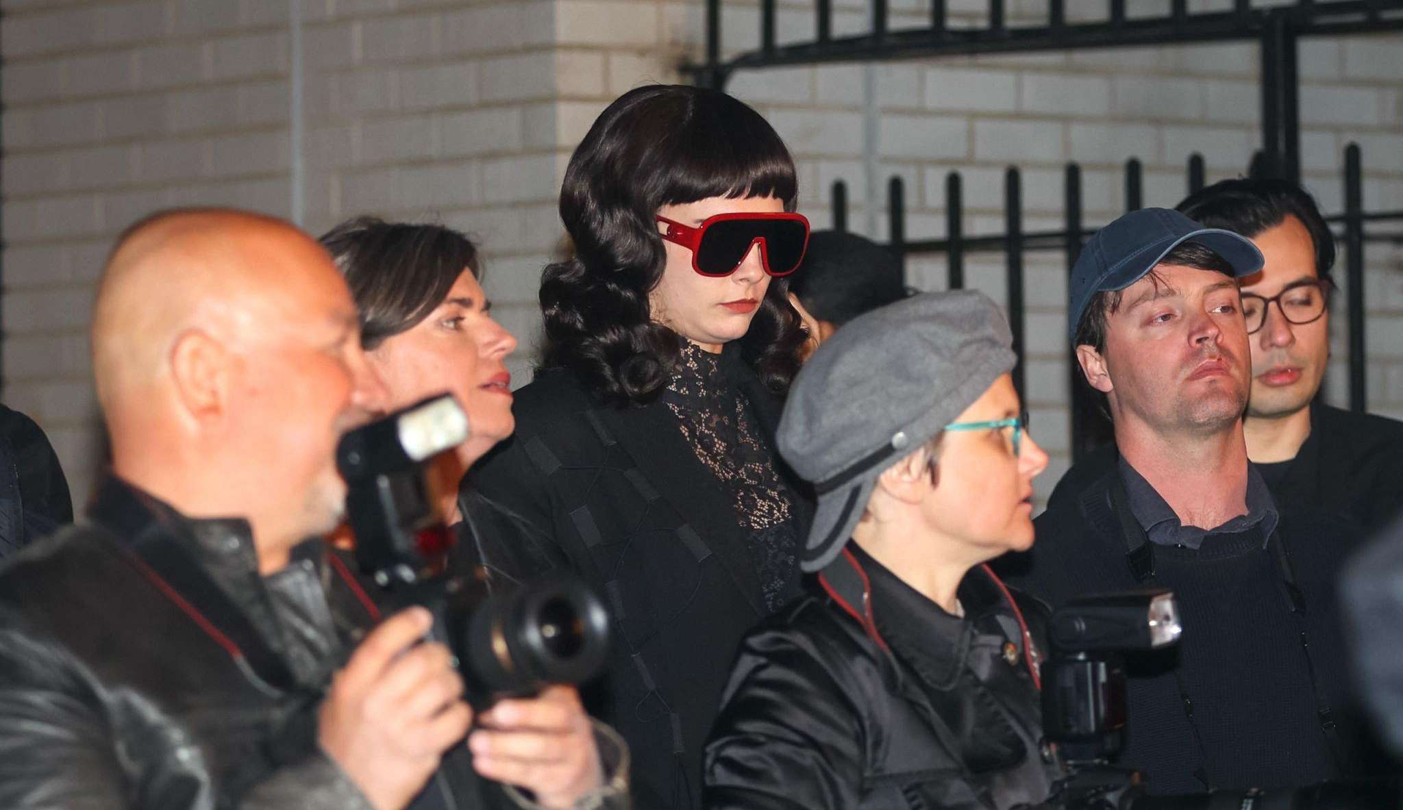 Cara Delevingne surpreende fãs com look diferente em gravação