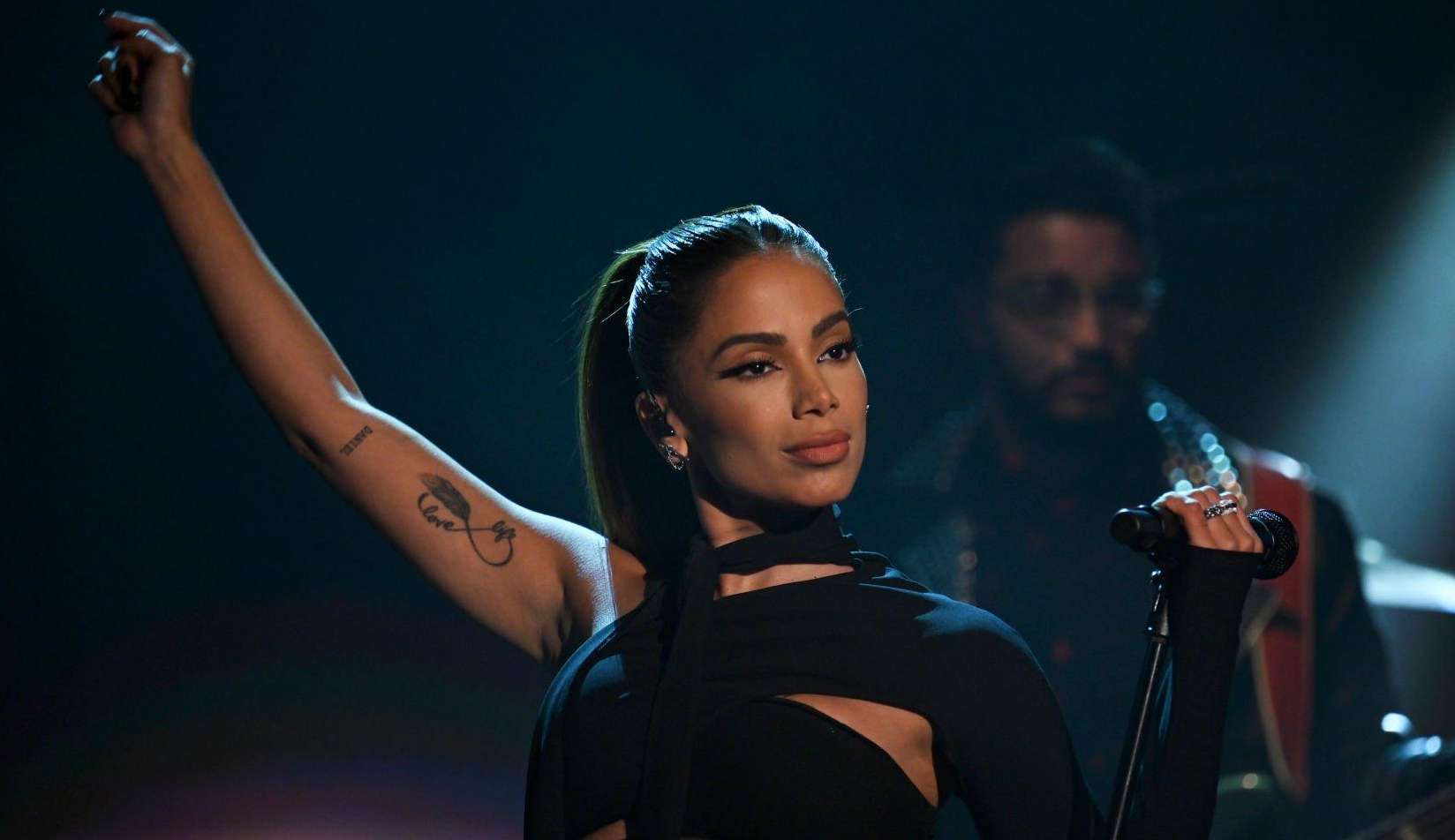 Anitta desabafa sobre pagar terapia e revela nova música