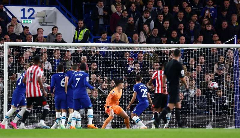 Chelsea é derrotado em casa e jejum de vitórias chega a oito jogos