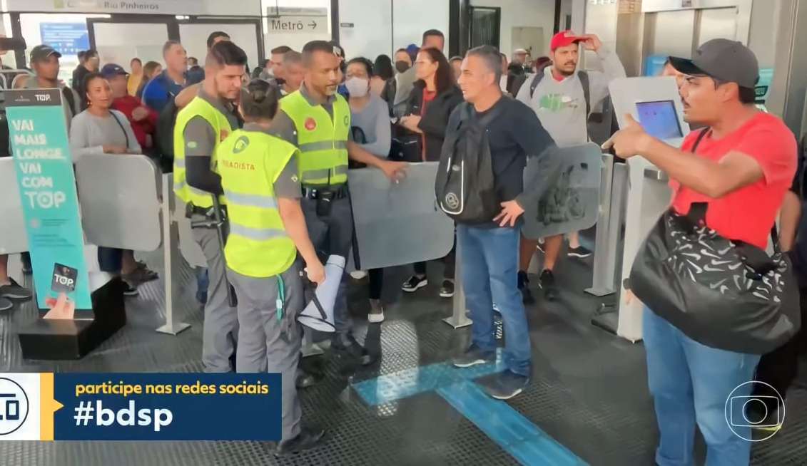 Falha no metrô causa indignação e passageiro xinga Rede Globo ao vivo