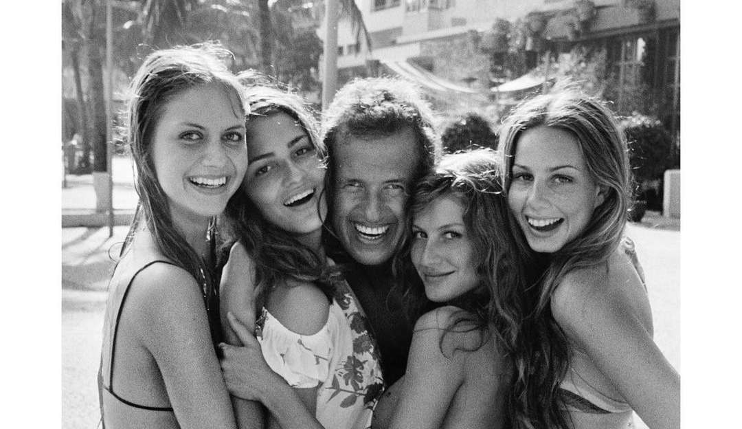 Mario Testino faz publicação nostálgica com tops brasileiras