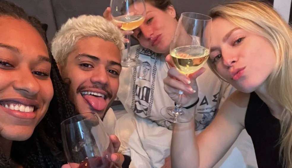 Bruna Griphao mostra Gabriel Santana em sua casa e fãs se empolgam