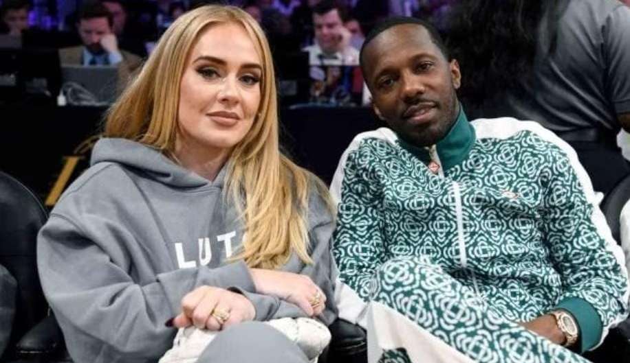 Simpática, Adele assiste partida de basquete ao lado do noivo Rich Paul