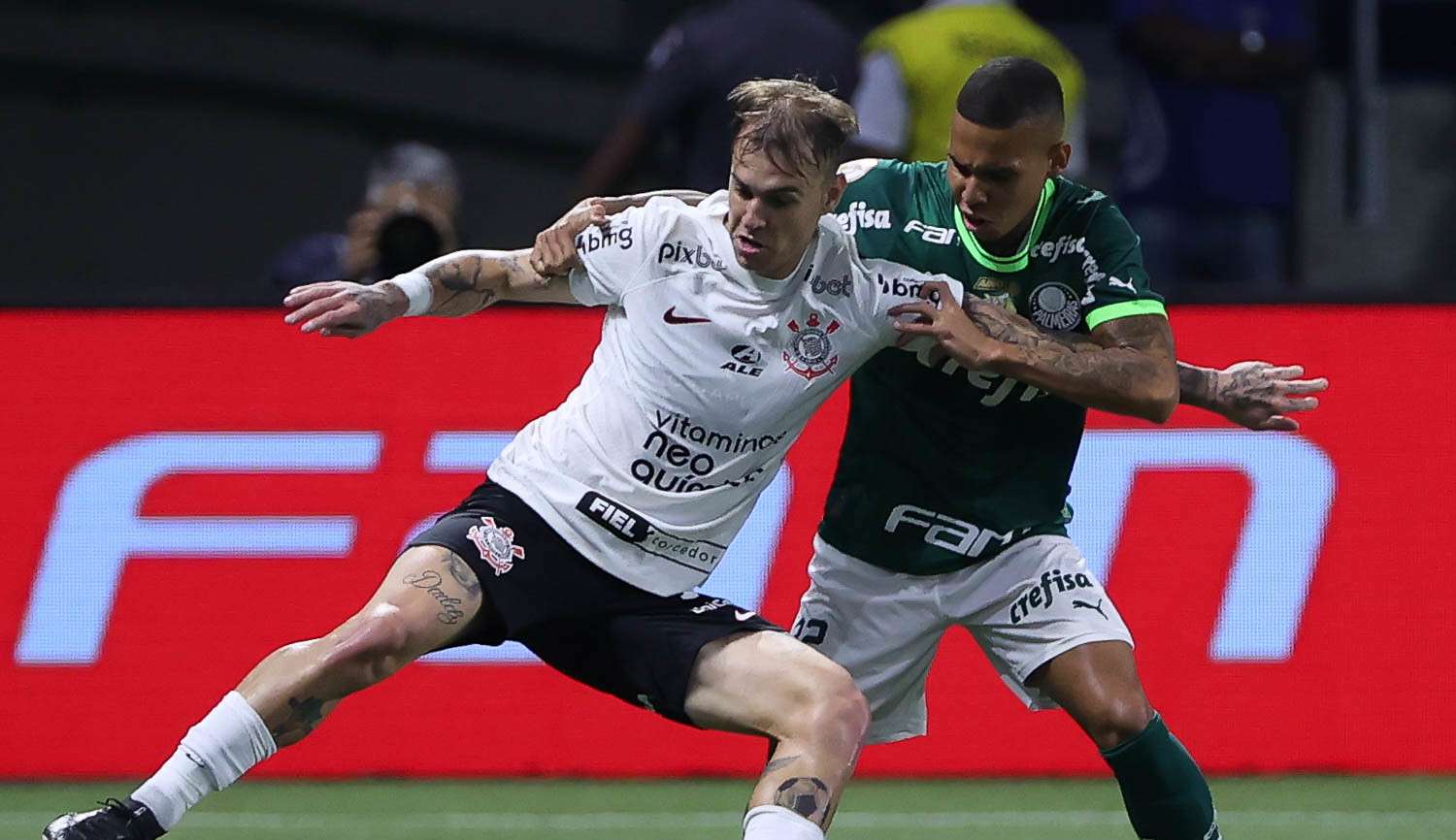 Róger Guedes critica árbitro após derrota para o Palmeiras no Dérbi