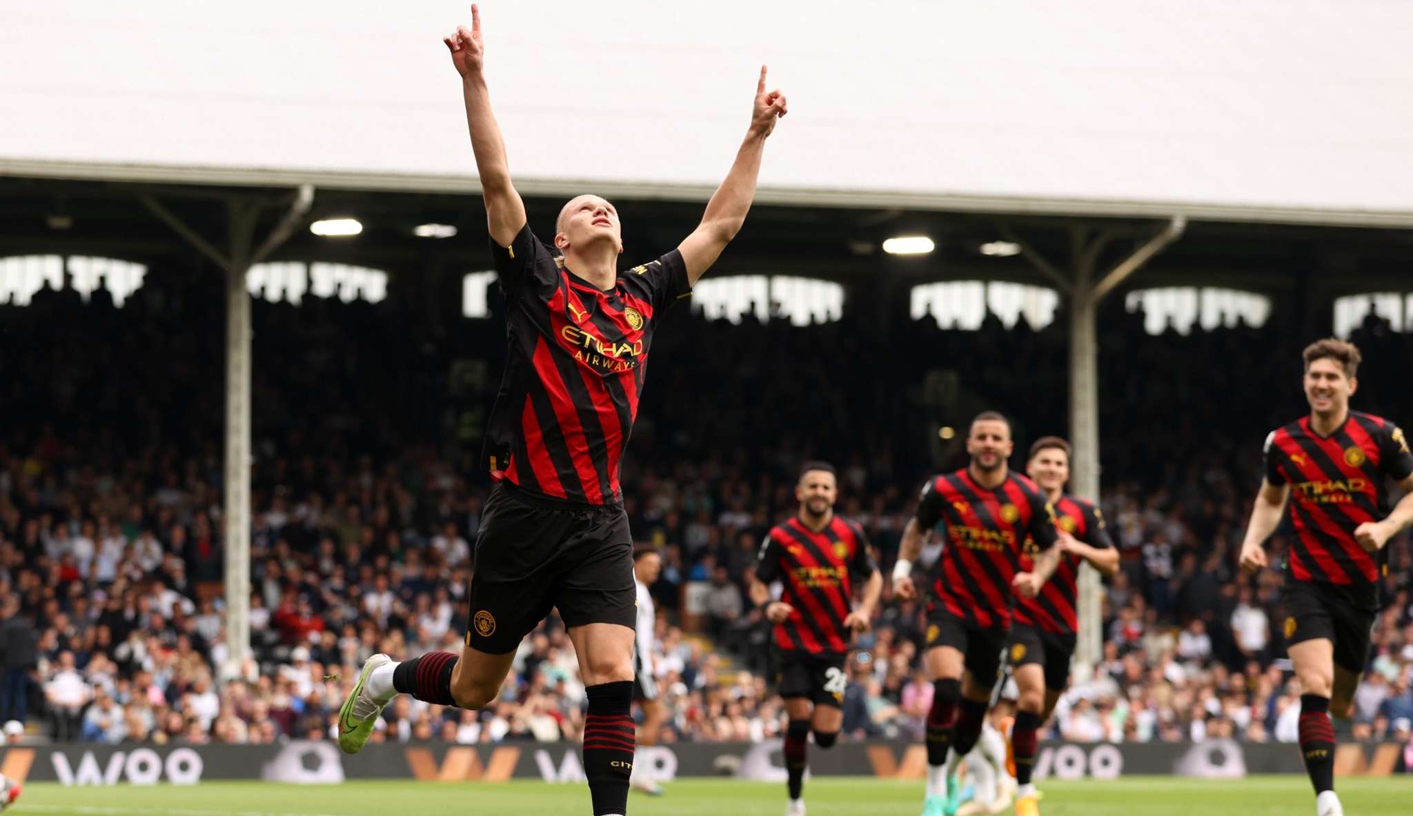 Manchester City vence fora de casa e assume liderança da Premier League