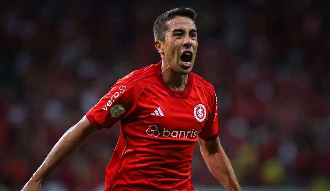 Com direito a gol histórico, Internacional vence Goiás pelo Brasileirão