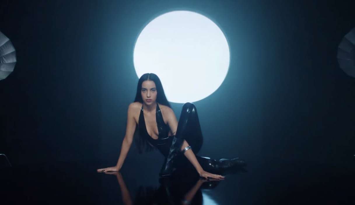 Marina Sena dá um clipe para seu novo single “Olho no Gato”