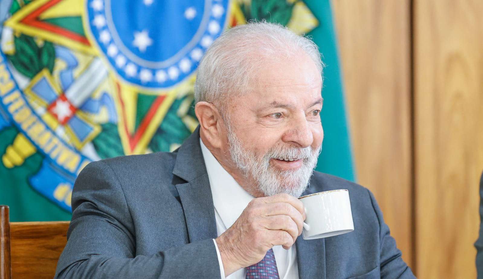 Lula anuncia reajuste do salário mínimo e nova faixa de isenção do imposto de renda