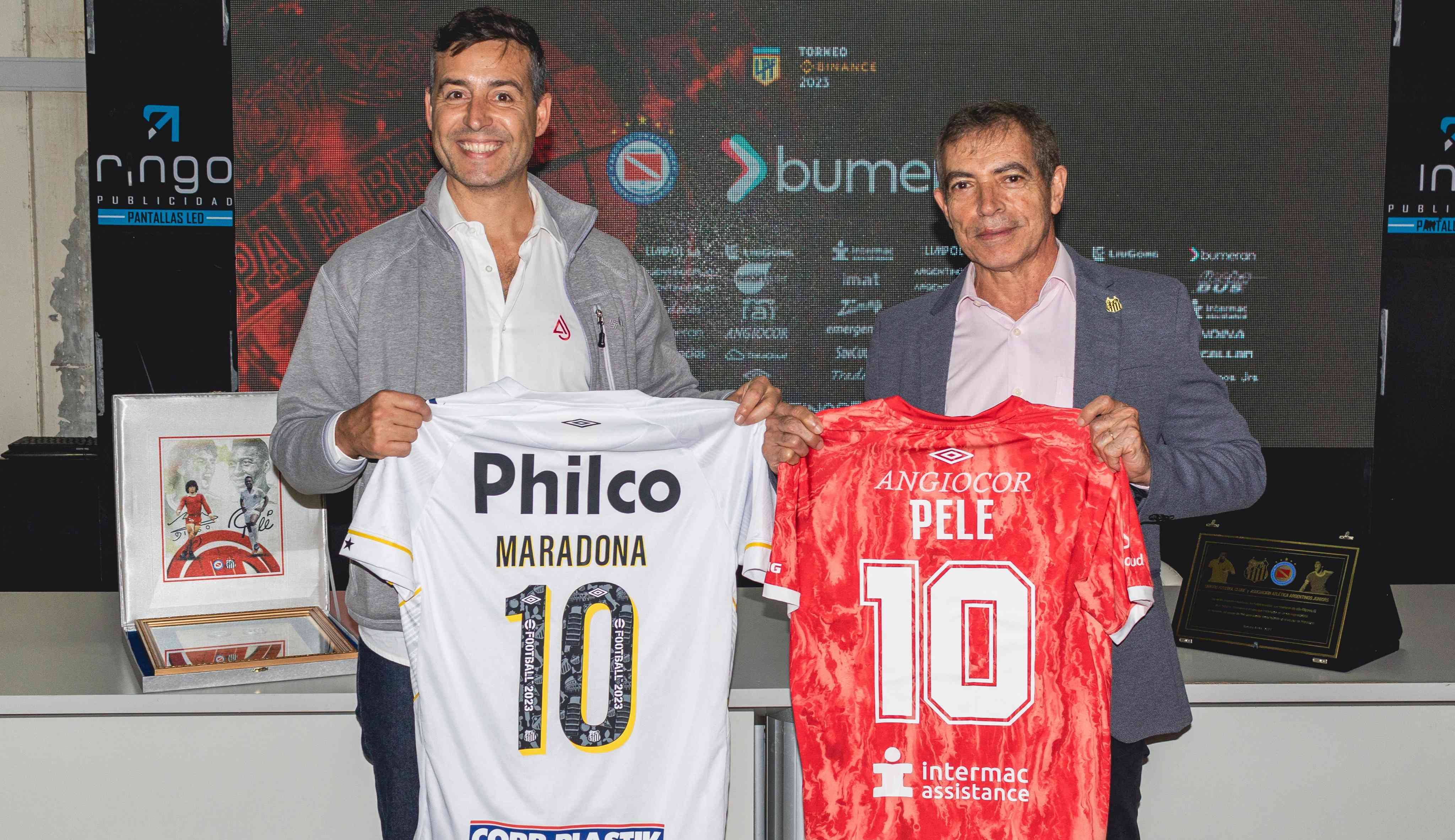 Maradona e Pelé recebem homenagens de Santos e Argentinos Juniors