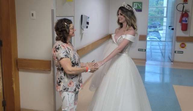 Noiva visita avó em Hospital antes de casamento em Santa Catarina