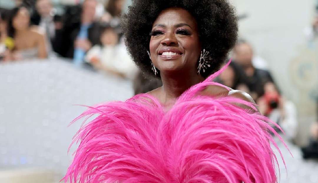 Viola Davis desafia Karl Lagerfeld ao usar rosa no MET Gala