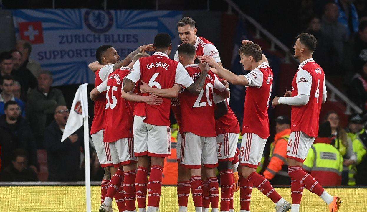 Em clássico de Londres, Arsenal vence Chelsea e volta à liderança da Premier League