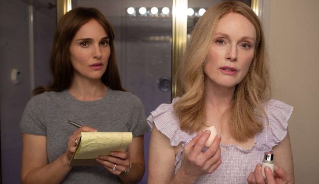 “May december”: primeira imagem do filme mostra Natalie Portman e Julianne Moore juntas