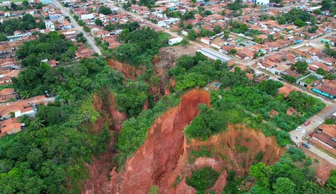 Policial cai em voçoroca de 80 metros em Buriticupu, no Maranhão