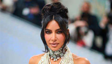 Kim Kardashian tem problema com o vestido pela segunda vez no Met Gala