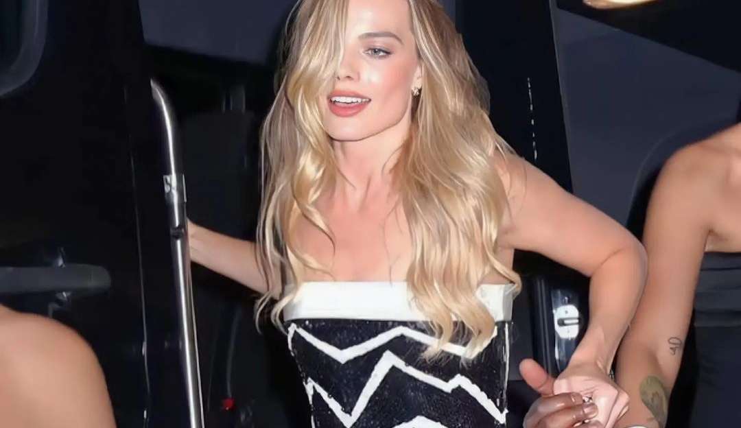 Margot Robbie desfila por NY com look repaginado de Barbie dos anos 1950