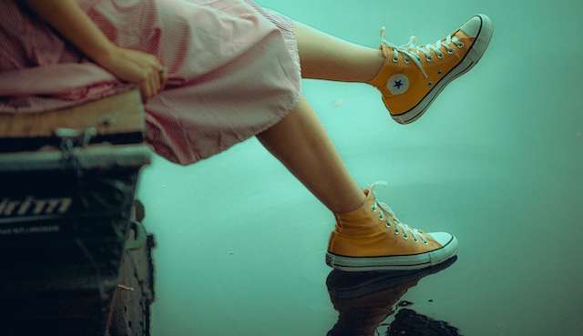 Veja dicas de como usar tênis com vestidos