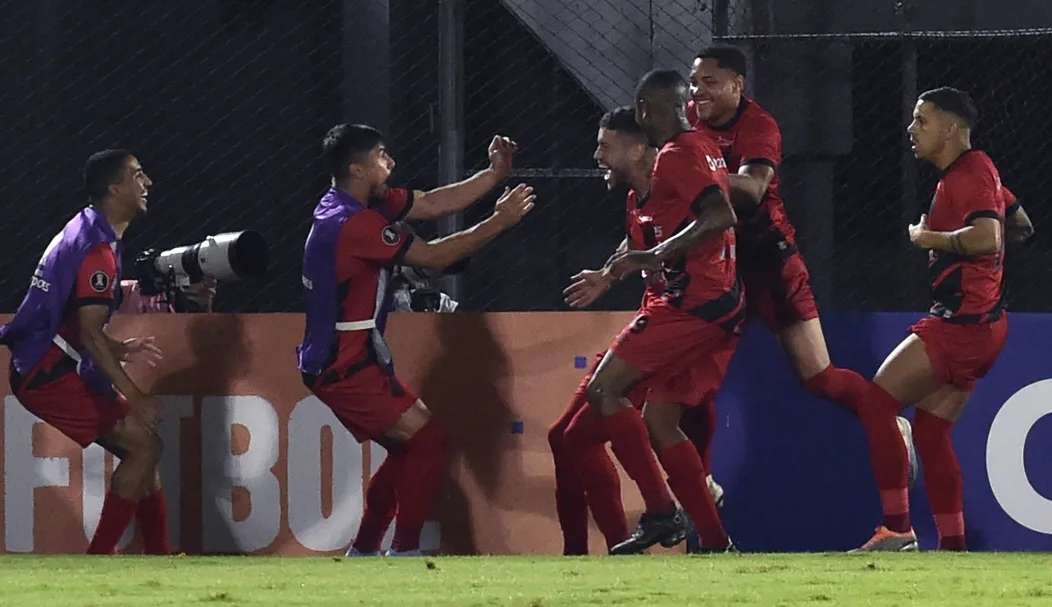 De virada, Athletico-PR vence o Libertad-PAR pela Libertadores