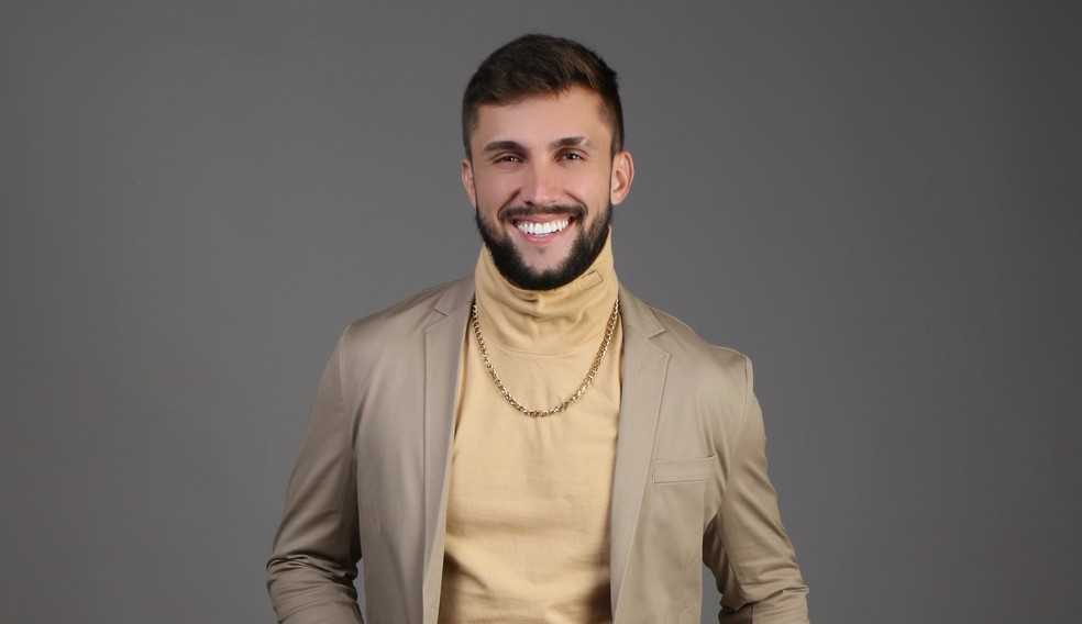 Após afirmar que estava apaixonado por Carla Diaz, Arthur revela que não quer ter um relacionamento tão cedo