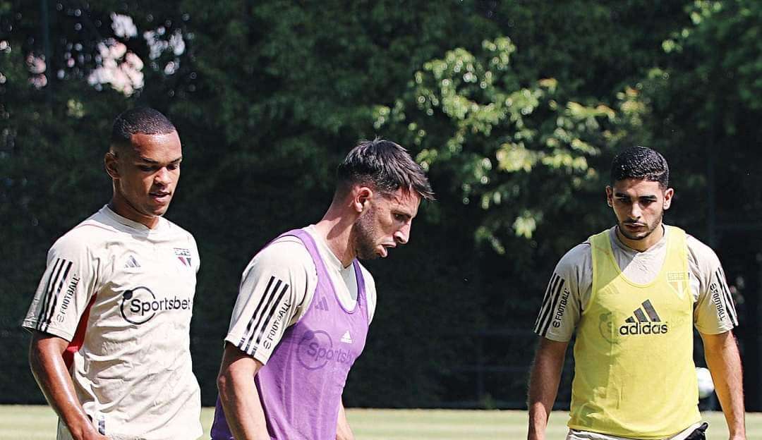 Artilheiro Calleri volta treinar após afastamento devido à dengue