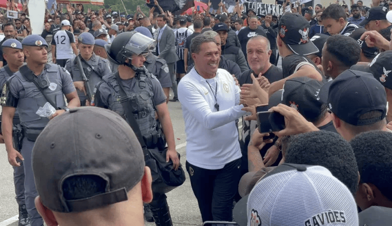 Corinthianos protestam contra o péssimo momento do clube