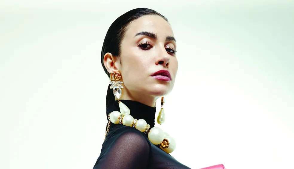 Bianca Andrade posa nua com bolsa de grife