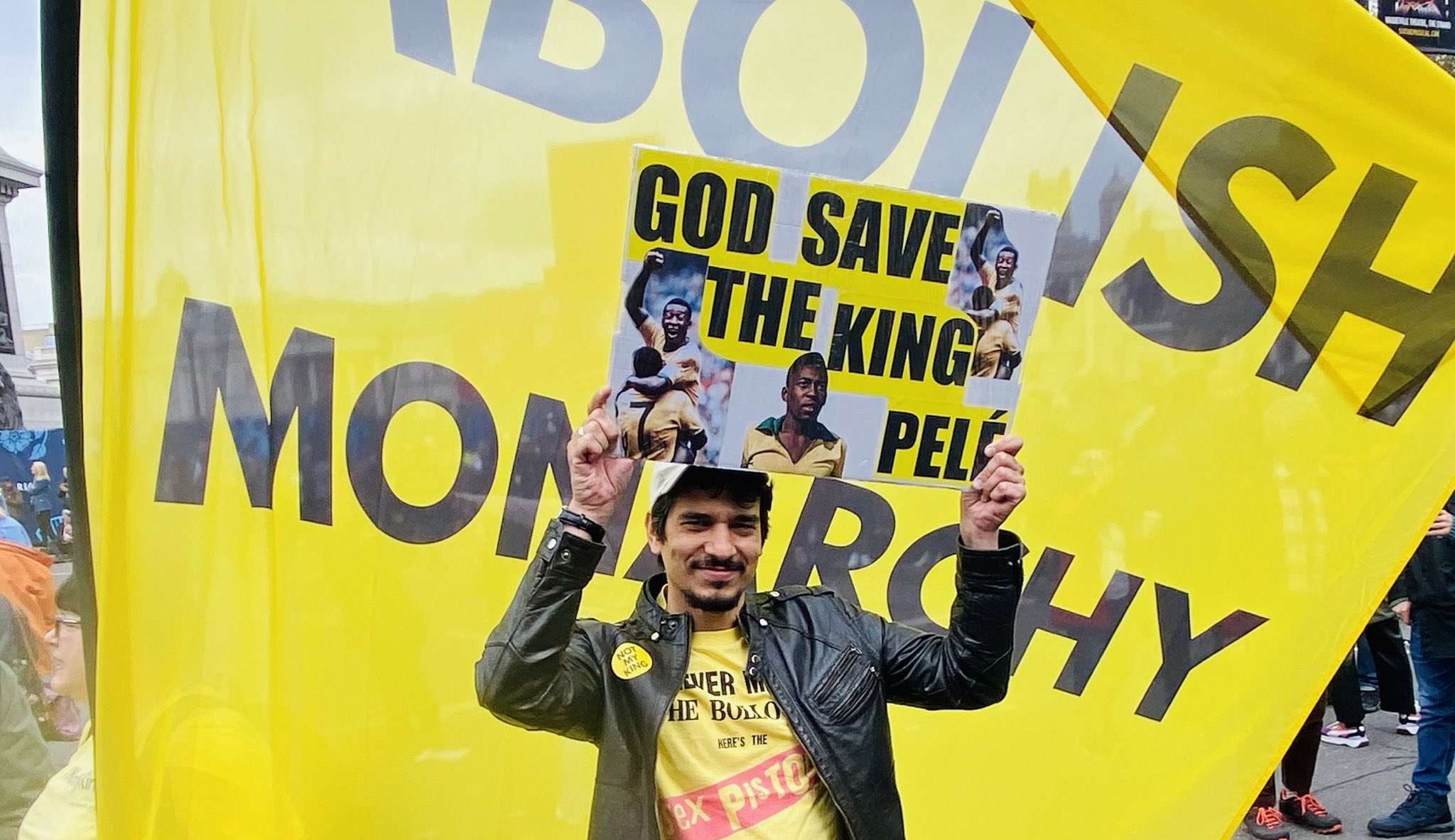 Imagem de Pelé é usada durante protesto na coroação de Charles III