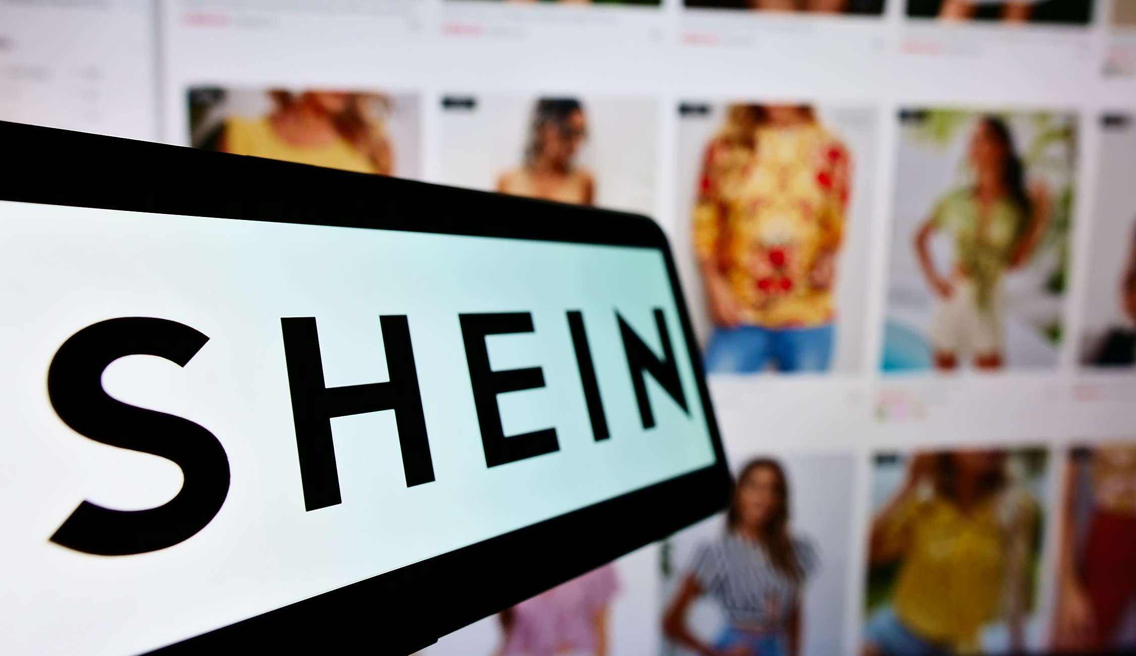 Shein rebate acusações de uso de trabalho forçado e revela o segredo do seu sucesso