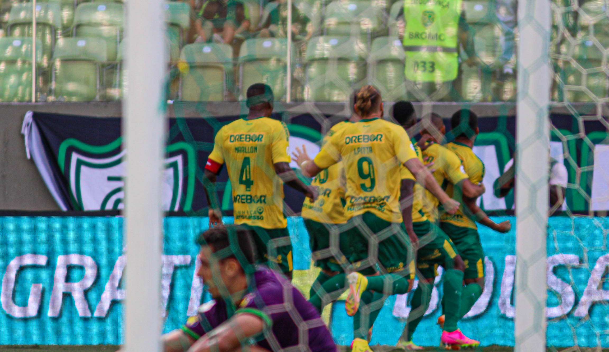 Com direito a expulsão de goleiro, Cuiabá vira no final e vence o América-MG