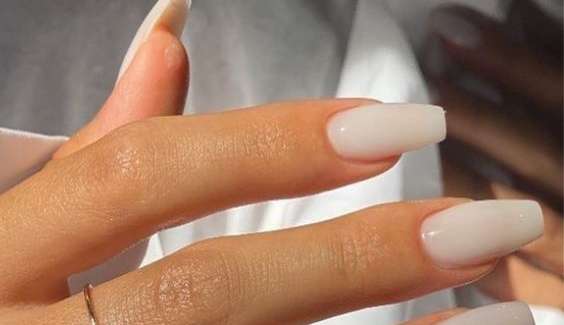 Cloud nails: conheça a nova tendência minimalista